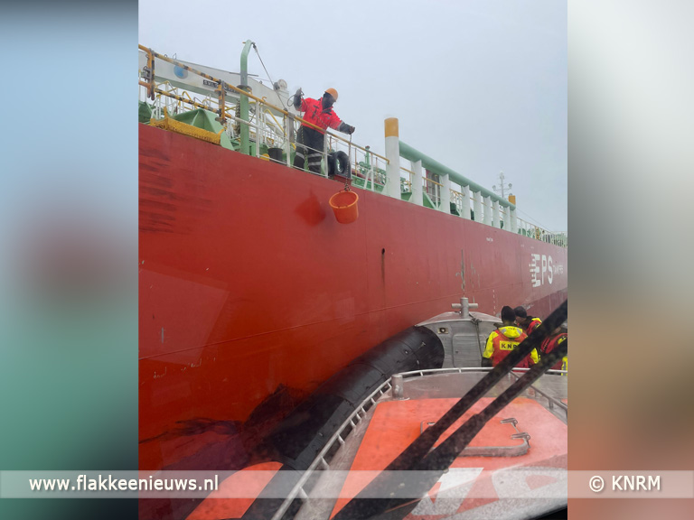 Foto behorende bij KNRM bezorgt kerstbroden en kindertekeningen per reddingboot 