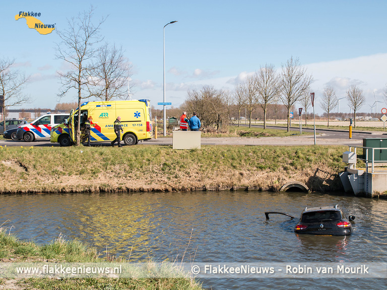 Foto behorende bij Auto te water in Middelharnis