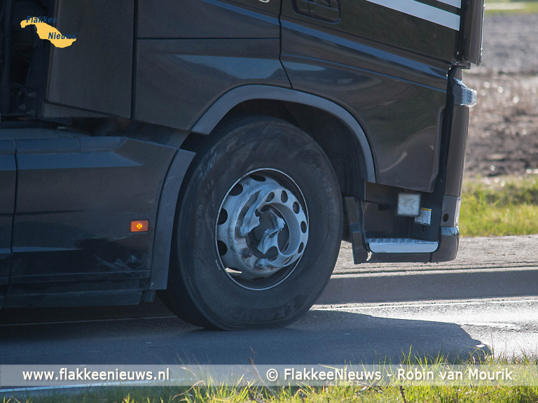 Foto behorende bij Auto te water in Middelharnis