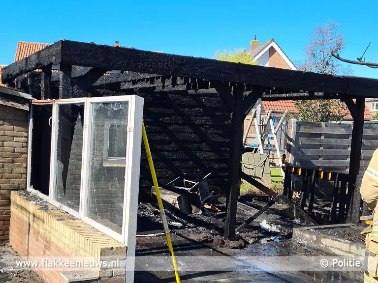 Foto behorende bij Grote brand in schuur Ooltgensplaat