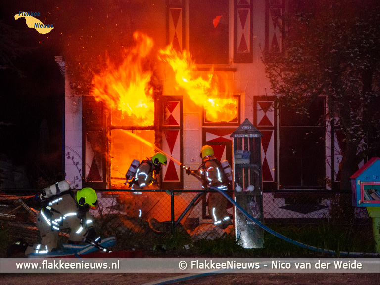 Foto behorende bij Zeer grote brand in Dirkslandse woning
