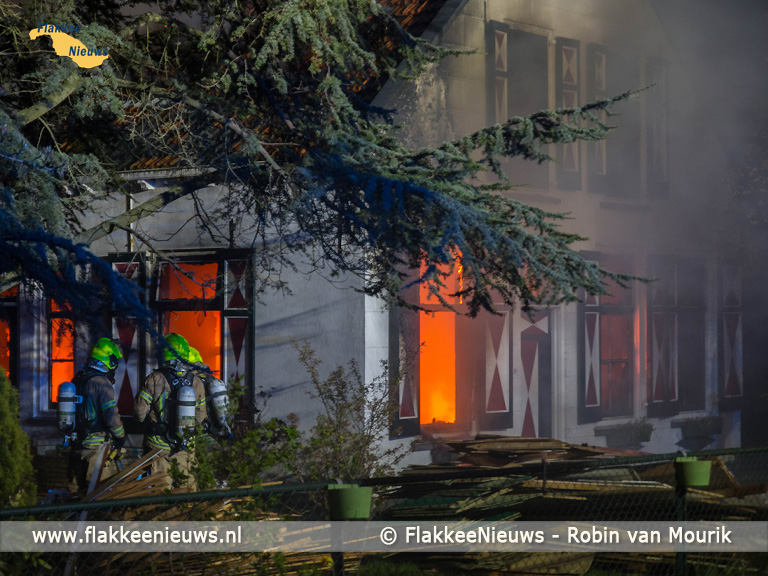 Foto behorende bij Zeer grote brand in Dirkslandse woning