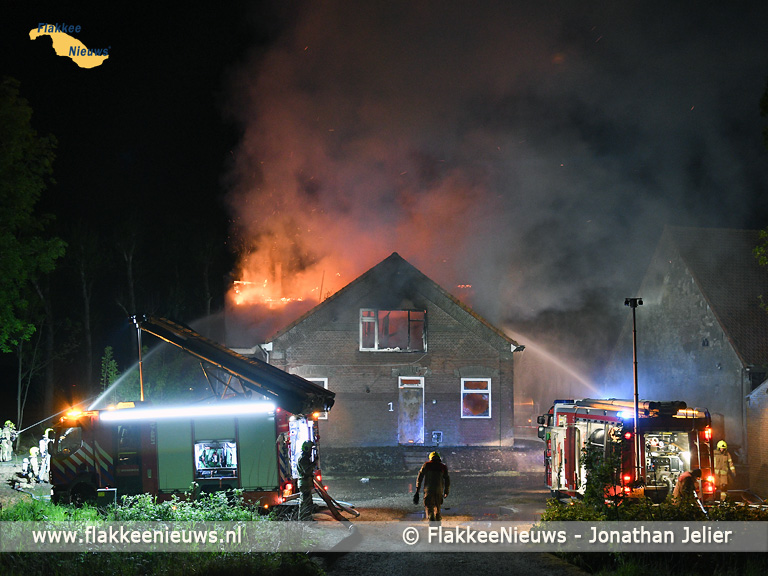 Foto behorende bij Grote uitslaande brand bij Oude-Tonge