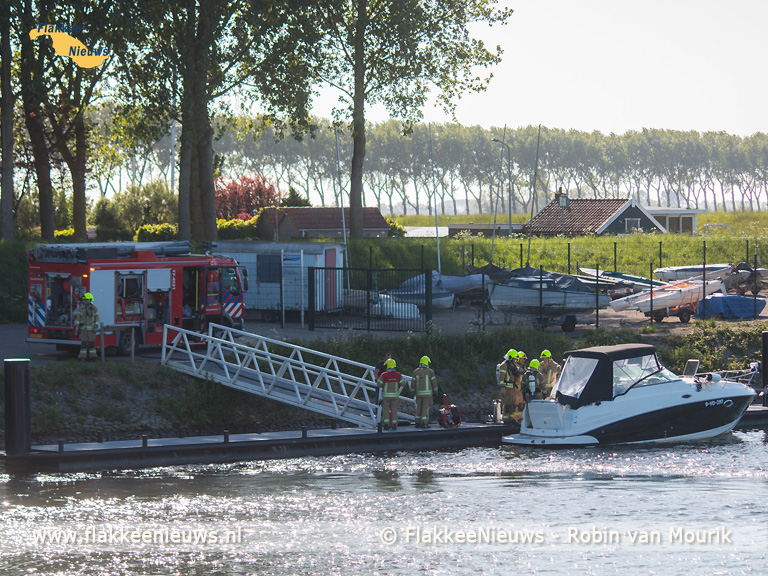 Foto behorende bij Twee gewonden bij brand op boot op het Haringvliet