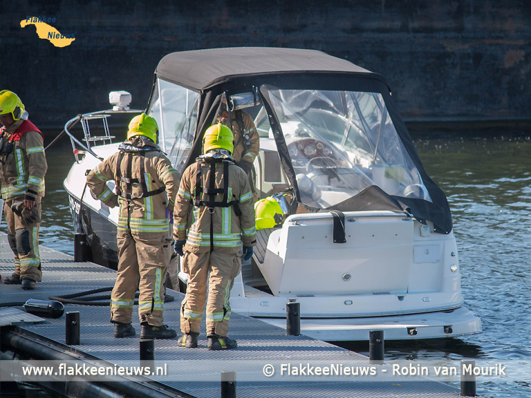 Foto behorende bij Twee gewonden bij brand op boot op het Haringvliet