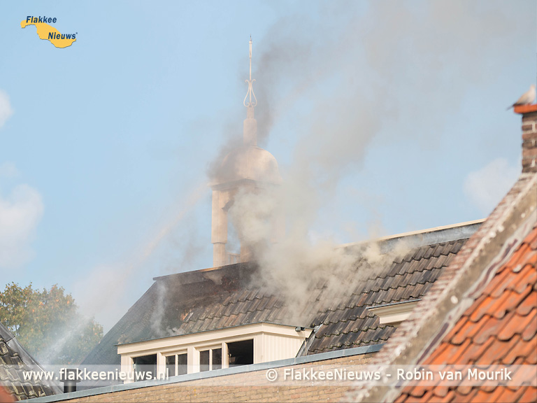 Foto behorende bij Uitslaande brand monumentaal pand Sommelsdijk