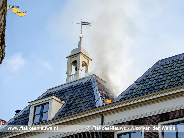 Foto behorende bij Uitslaande brand monumentaal pand Sommelsdijk