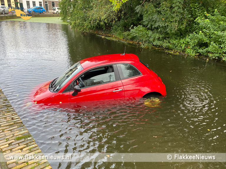 Foto behorende bij Auto in de kerkgracht van Dirksland