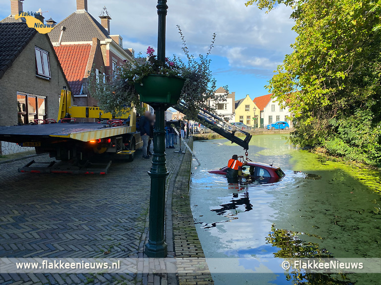 Foto behorende bij Auto in de kerkgracht van Dirksland