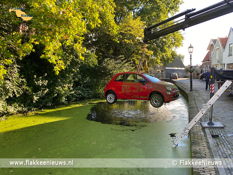 Foto behorende bij Auto in de kerkgracht van Dirksland