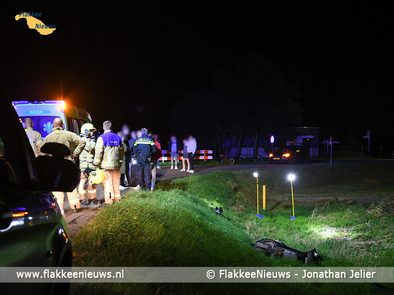 Foto behorende bij Scooterrijder van de dijk en gewond na botsing