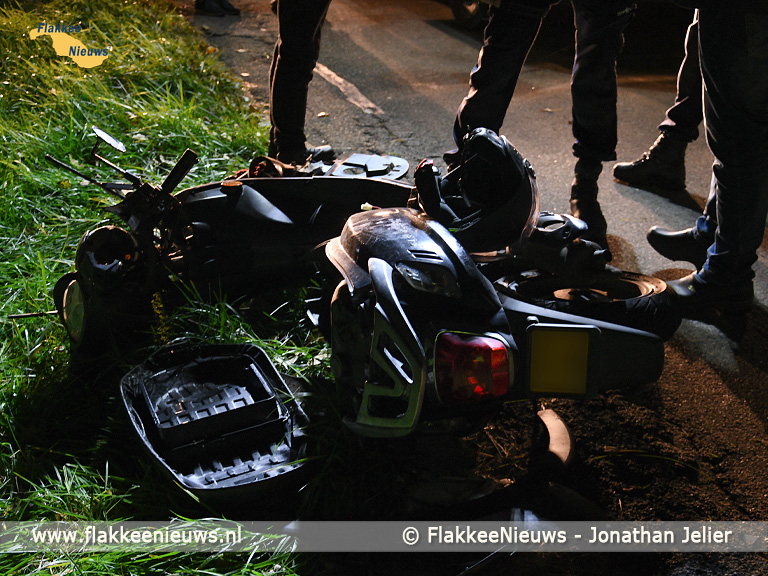 Foto behorende bij Scooterrijder van de dijk en gewond na botsing