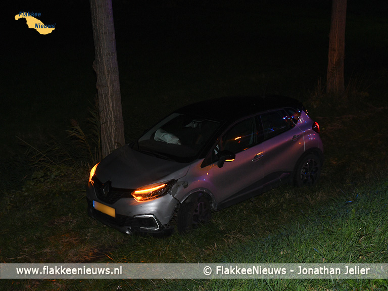 Foto behorende bij Scooterrijder van de dijk en gewond na botsing