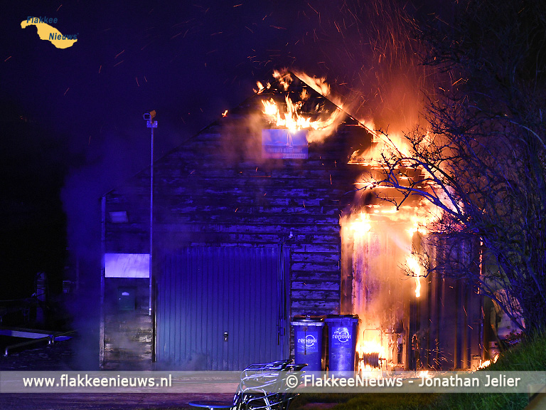 Foto behorende bij Schuur in brand langs het havenkanaal van Middelharnis