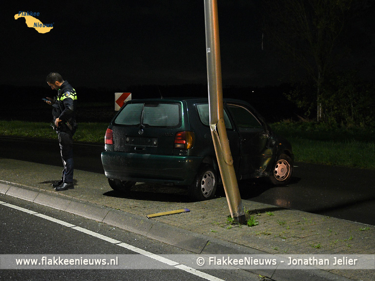 Foto behorende bij Auto tegen lantaarnpaal Zuidelijke Randweg Middelharnis
