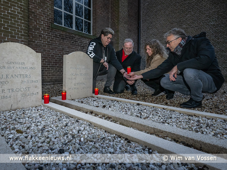 Wethouders Van Putten en Eijkenduijn ontsteken lichtjes bij oorlogsgraven - FlakkeeNieuws Goeree-Overflakkee