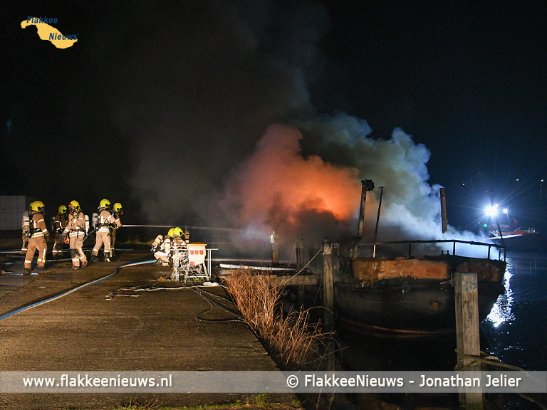 Foto behorende bij Boot in brand langs havenkanaal Middelharnis