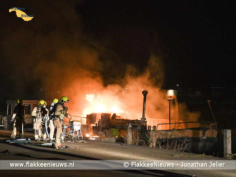 Foto behorende bij Boot in brand langs havenkanaal Middelharnis