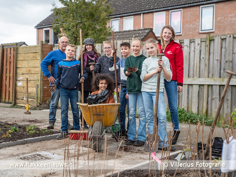 Foto behorende bij Leerlingen CBS de Bron bij vergroenen plein Jupiterhof in Oude-Tonge