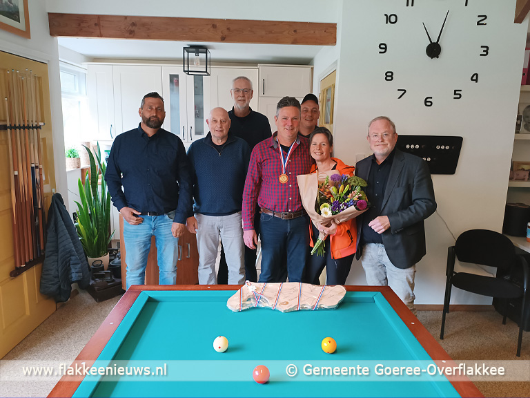 Wethouder feliciteert Nederlands biljartkampioen Remko van Oosterom - FlakkeeNieuws Goeree-Overflakkee