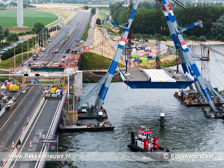 Foto behorende bij Nieuwe brugklep Haringvlietbrug succesvol ingehesen