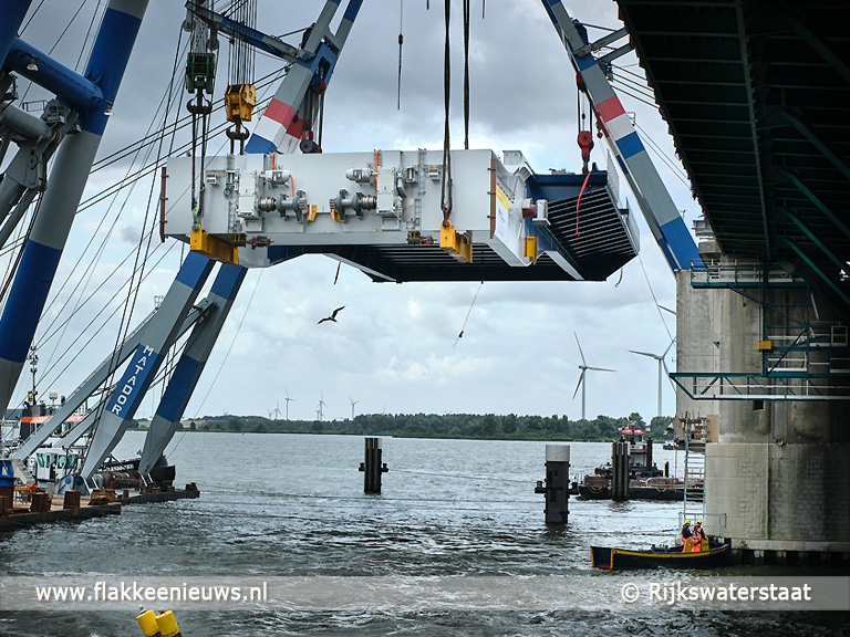 Foto behorende bij Nieuwe brugklep Haringvlietbrug succesvol ingehesen
