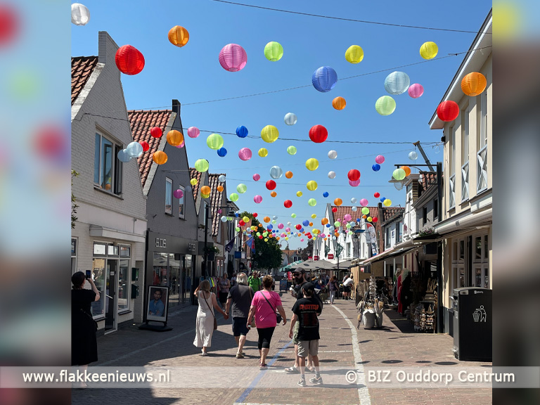 Pilotproject in Ouddorp Centrum: hanging baskets en vrolijke lampionnen - FlakkeeNieuws Goeree-Overflakkee