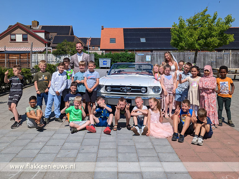 Feest op obs Stellegors: Juf Charlotte viert bruiloft op school - FlakkeeNieuws Goeree-Overflakkee