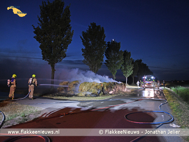 Foto behorende bij Wegafsluiting door stapel hooibalen in brand