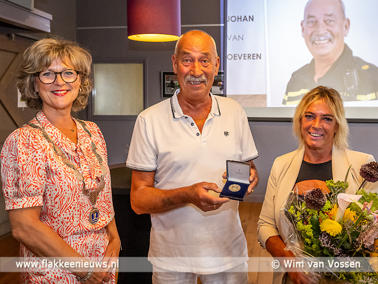 Wijkagent Johan van Oeveren uit Sommelsdijk ontvangt gemeentepenning - FlakkeeNieuws Goeree-Overflakkee