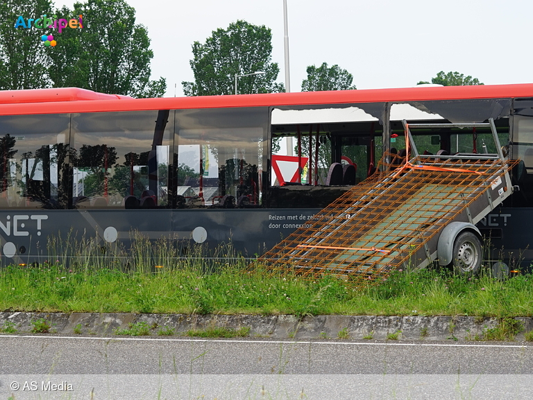 Foto behorende bij Aanhangwagen boort zich in lijnbus