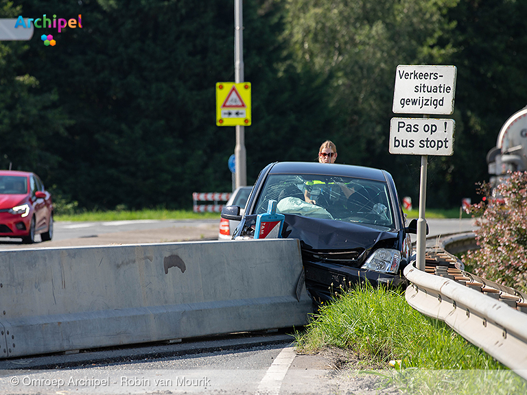 Foto behorende bij Bestuurder raakt onwel en botst tegen vangrail