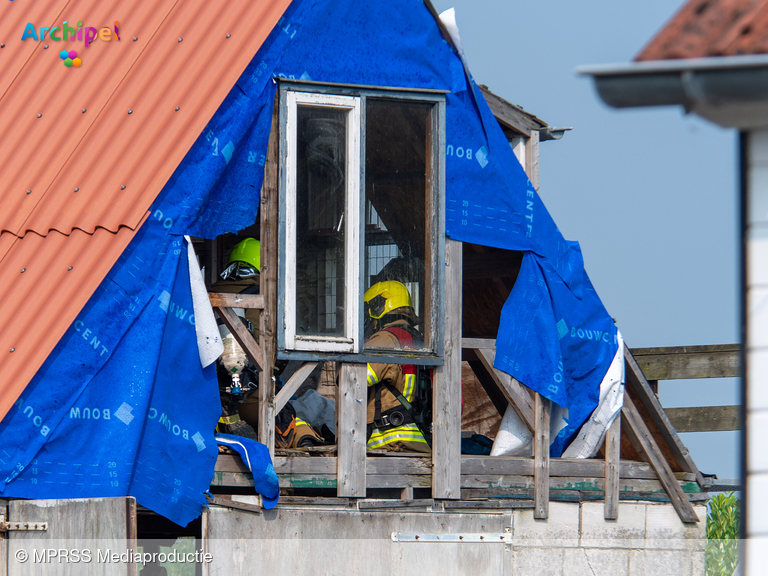 Foto behorende bij Brand op zolder van schuur in opbouw in Herkingen