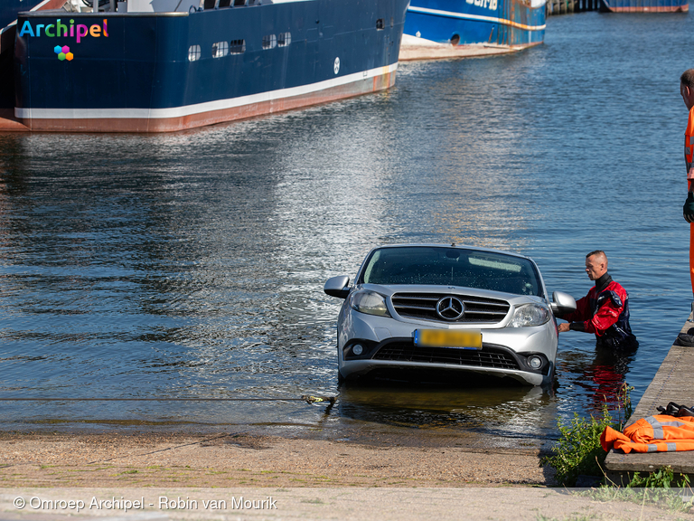 Foto behorende bij Auto te water bij Deltahaven Stellendam