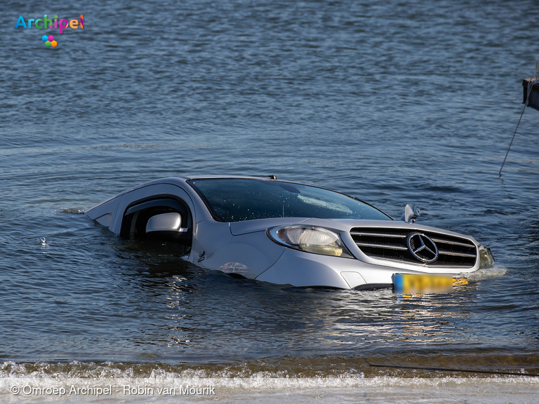 Foto behorende bij Auto te water bij Deltahaven Stellendam