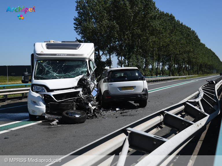 Foto behorende bij Gewonden bij frontale botsing op N59 bij Oude-Tonge