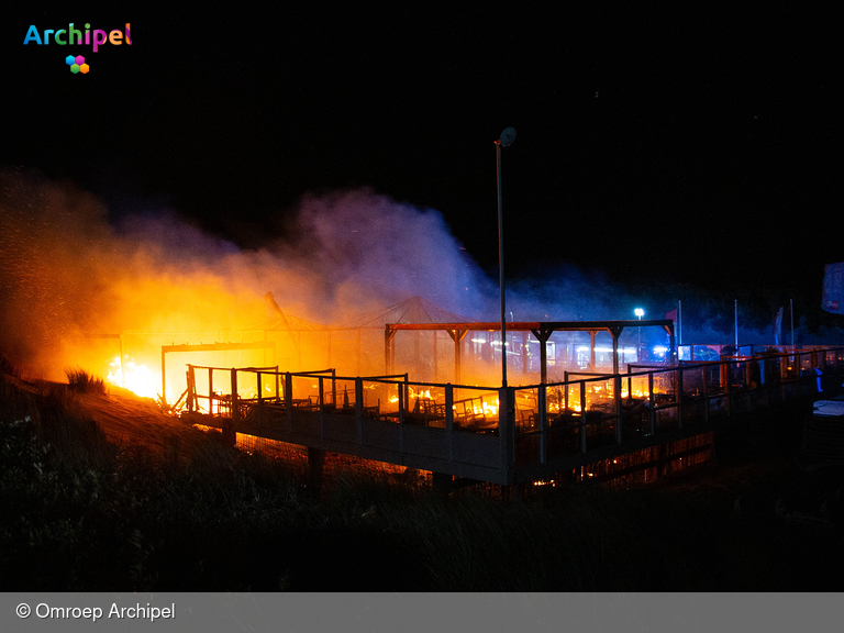 Foto behorende bij Grote brand verwoest strandpaviljoen in Ouddorp