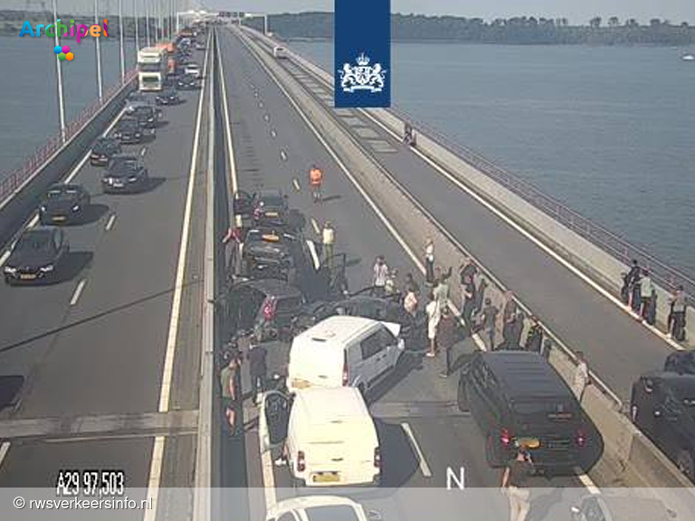 Foto behorende bij Haringvlietbrug afgesloten wegens ongeval