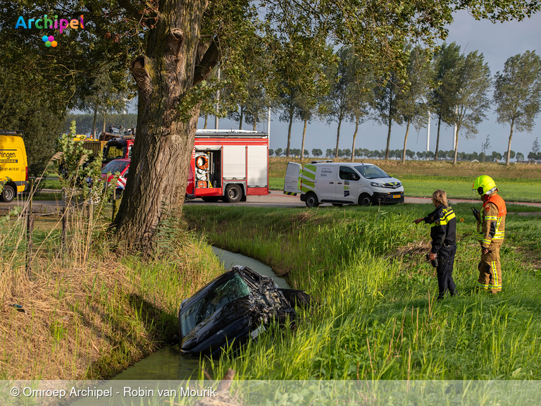 Foto behorende bij Auto belandt in sloot na botsing op Plaatweg Melissant 