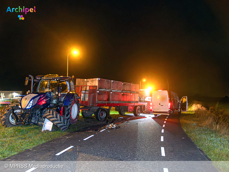 Foto behorende bij Flinke ravage door botsing tussen bestelbus en tractor