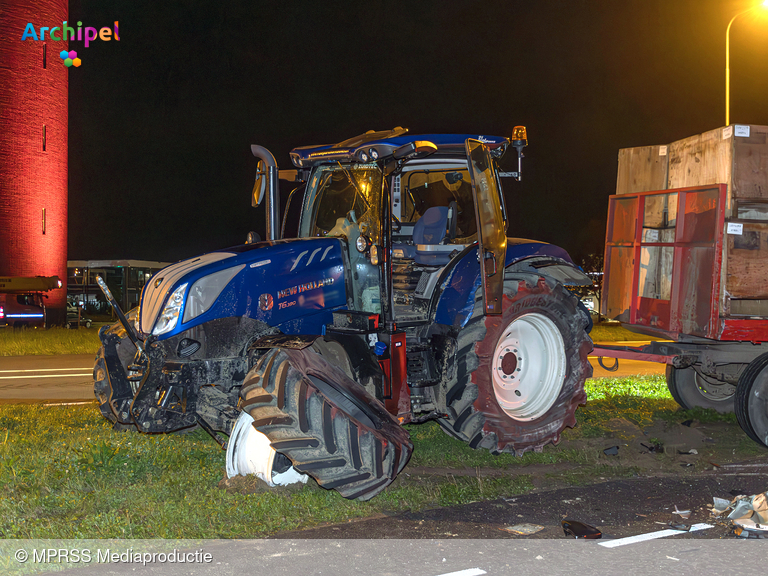 Foto behorende bij Flinke ravage door botsing tussen bestelbus en tractor