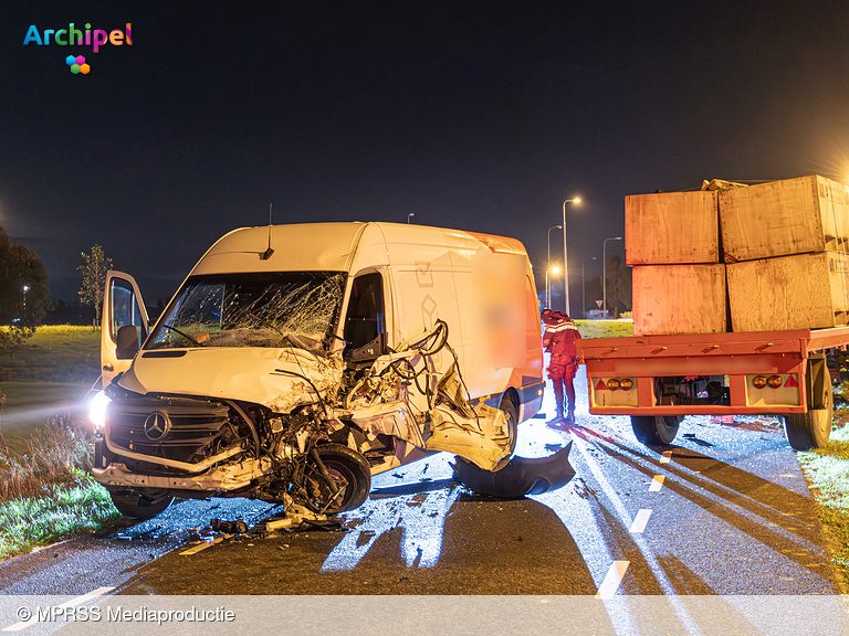 Foto behorende bij Flinke ravage door botsing tussen bestelbus en tractor