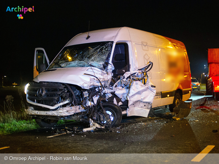 Foto behorende bij Flinke ravage door botsing tussen bestelbus en tractor