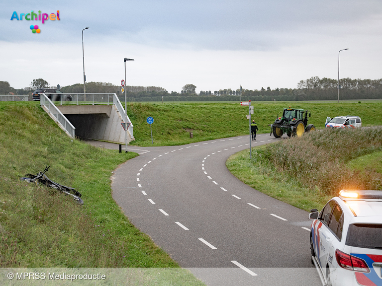 Foto behorende bij Zwaargewonde bij aanrijding tussen brommer en tractor