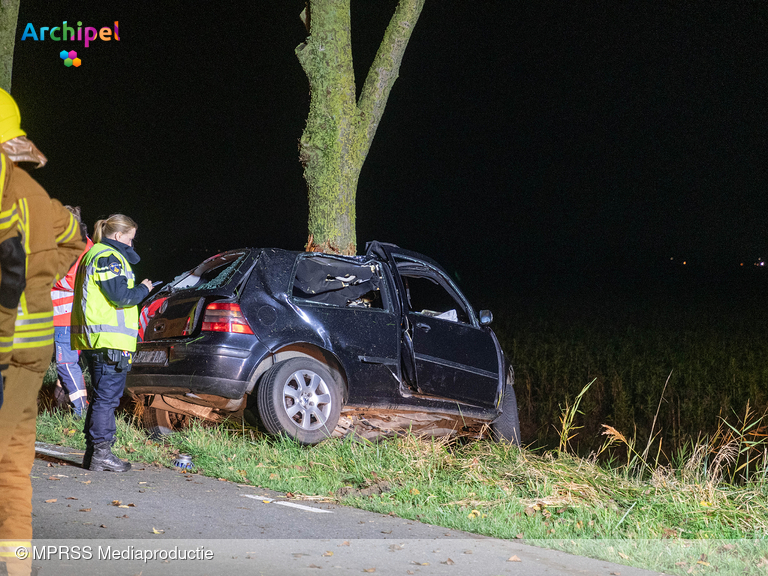 Foto behorende bij Auto botst tegen boom op Geldersedijk: bestuurder overleden