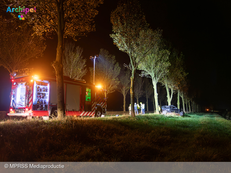 Foto behorende bij Auto botst tegen boom op Geldersedijk: bestuurder overleden