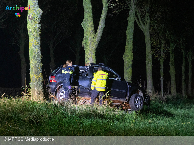 Foto behorende bij Auto botst tegen boom op Geldersedijk: bestuurder overleden