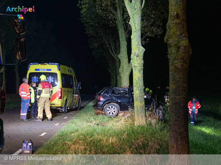 Foto behorende bij Auto botst tegen boom op Geldersedijk: bestuurder overleden