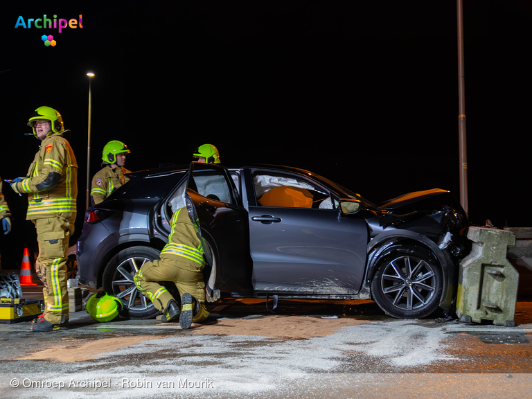 Foto behorende bij Frontale botsing tegen betonblokken op N215 bij wegwerkzaamheden