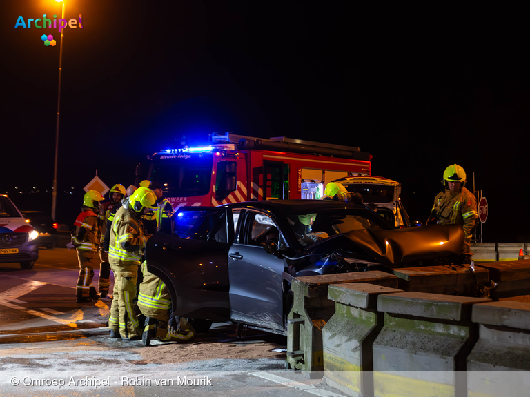 Foto behorende bij Frontale botsing tegen betonblokken op N215 bij wegwerkzaamheden